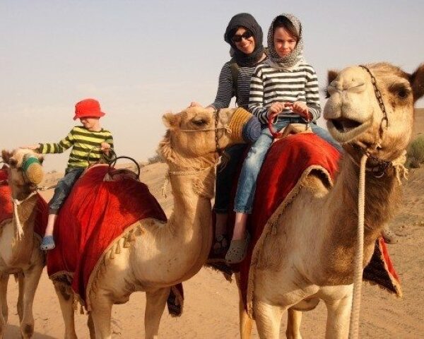 Desert-Dubai-Camel-Ride-550-Family-1-600x480